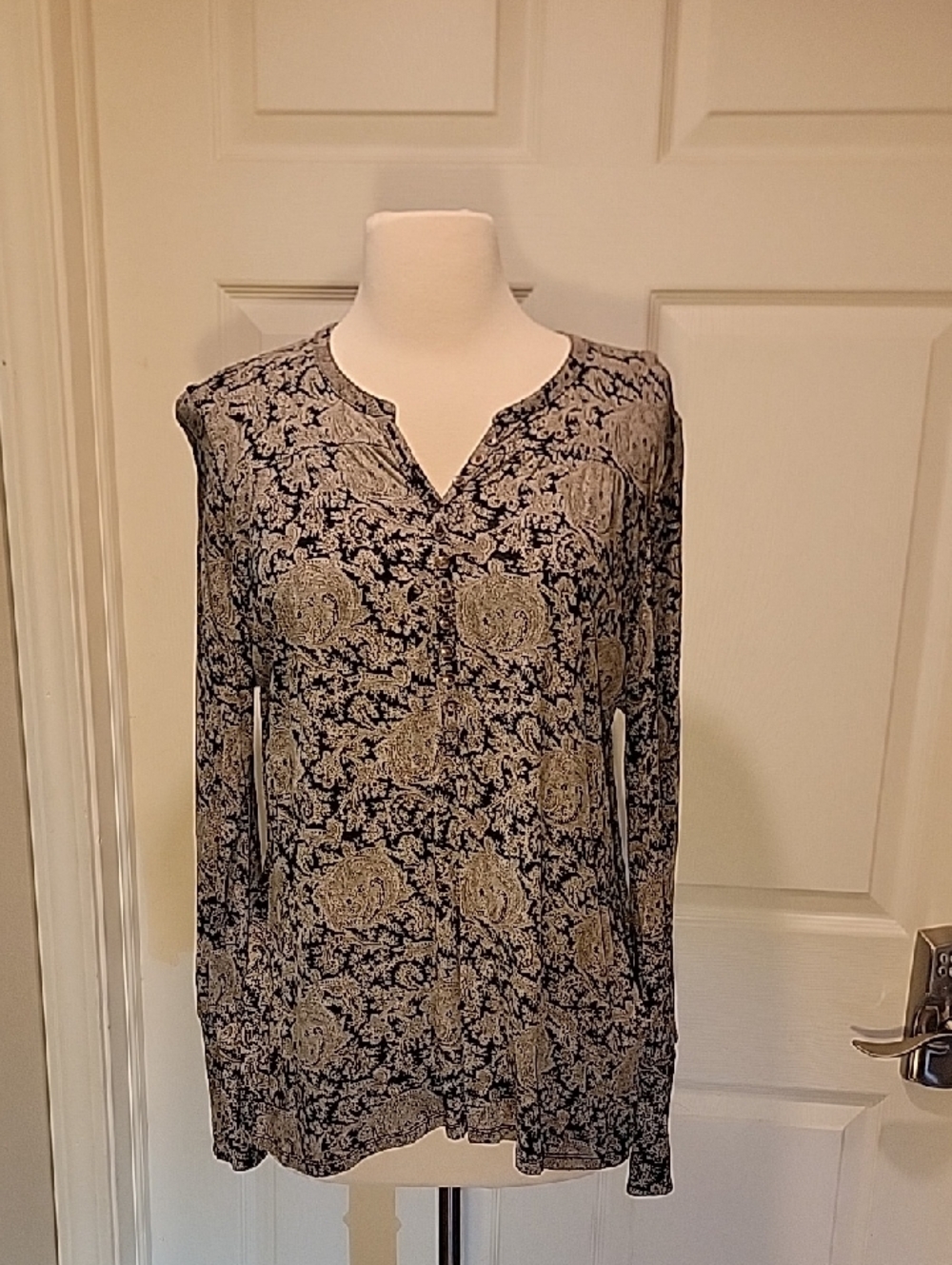 Lucky BRAND long Sleeve  TOP. SIZE LARGE